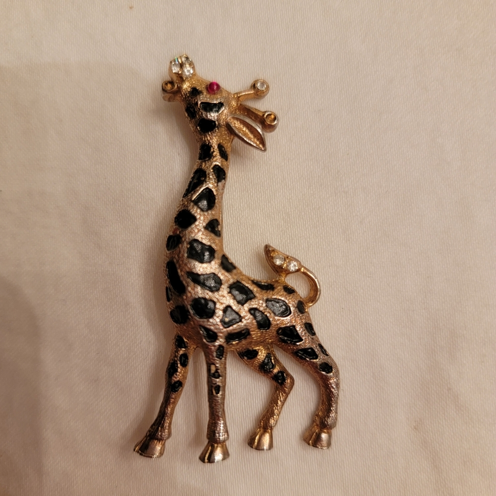 JJ Giraffe Brooch